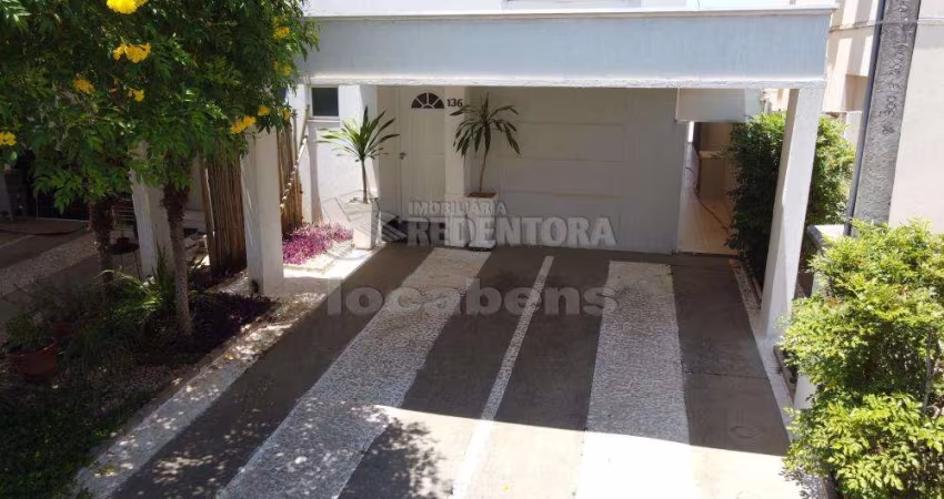 Green Village III - Casa em condomínio fechado em bom local, ZONA SUL, com boa área de lazer comum, com piscinas, salão de festas, playground, portaria com câmeras, fachada voltada para lado sombra, t