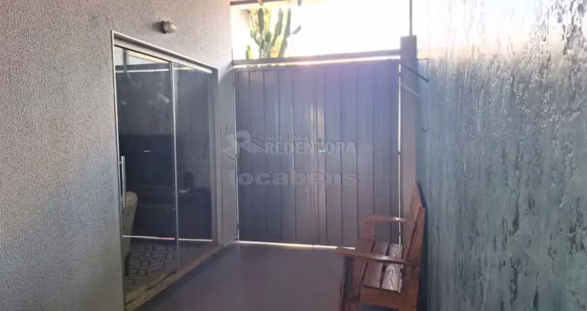 Casa no residencial califórnia com varanda, tendo churrasqueira, portões eletrônicos, 03 dormitorios com 01 suite, sala, cozinha e banheiros.