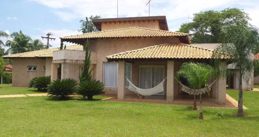 Casa com 04 suítes, aquecimento solar e area gourmet no Condominio Monte Carlo em Guapiaçu/SP.