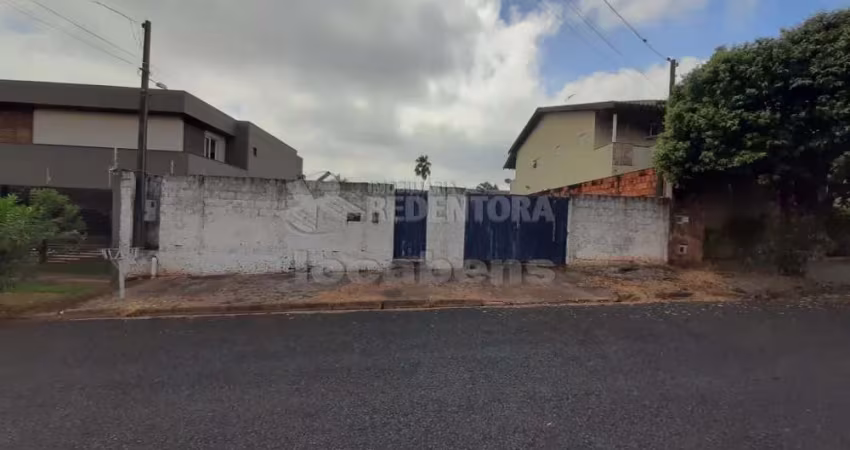 Terreno de 525 m² no Tarraf I com edícula ao fundo