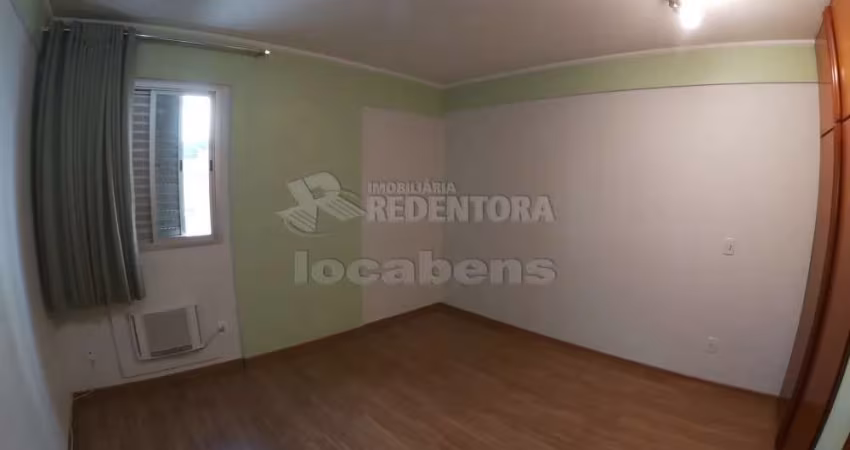 Locação de apartamento duplex localizado no Centro com 2 dormitórios e 1 vaga de garagem.