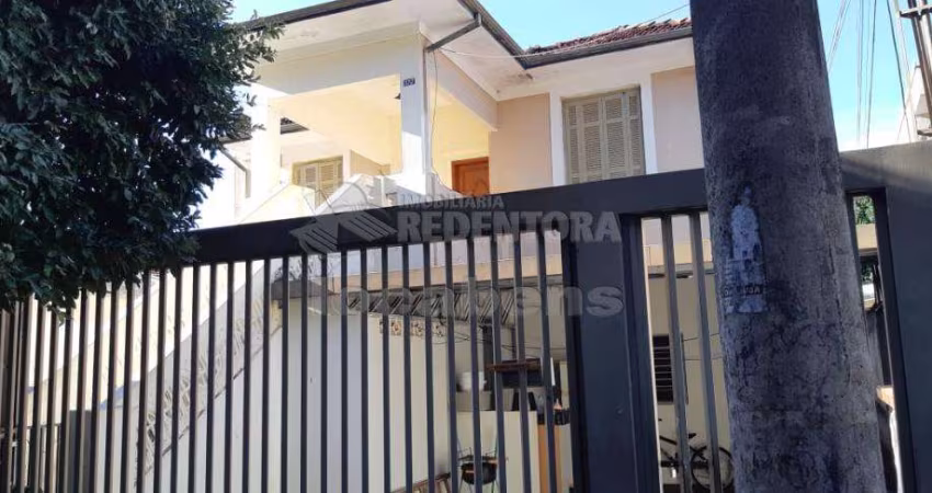 Vila Ercília Sobrado com 03 dormitório, 02 vagas de garagem.