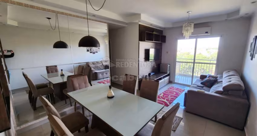 Apartamento mobiliado com 3 dormitórios e 2 vagas de garagem no Edificio Pinheiros Clube.