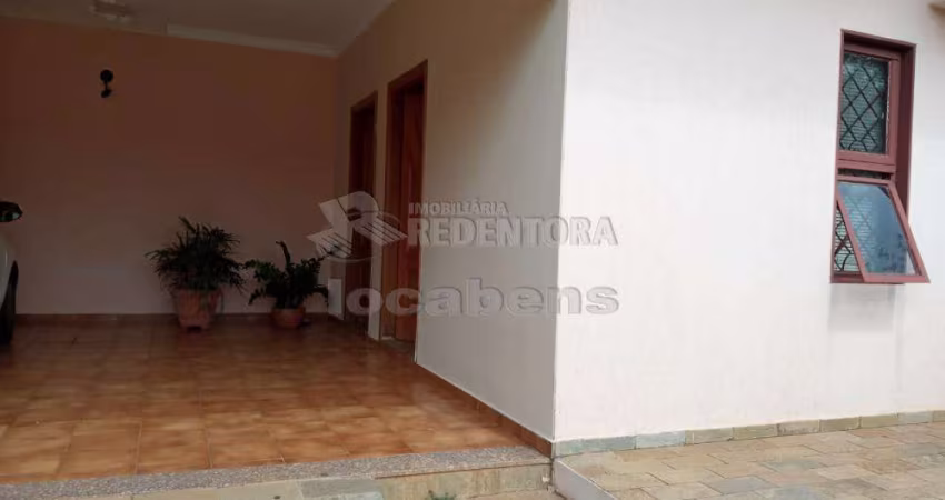 Casa localizada no bairro São Manoel / Jardim Panorama com 3 dormitórios e 2 vagas de garagem cobertas.