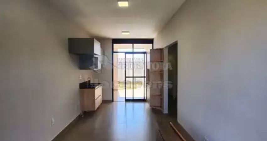 Casa localizada no condominio fenhouse com armário embutido e cozinha planejada integrada.