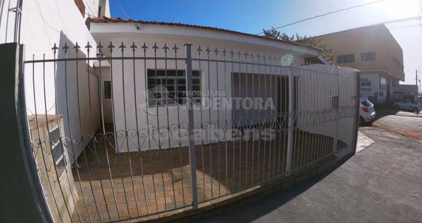 Casa localizado no Jardim America com 2 dormitorios e 2 vagas de garagem cobertas.