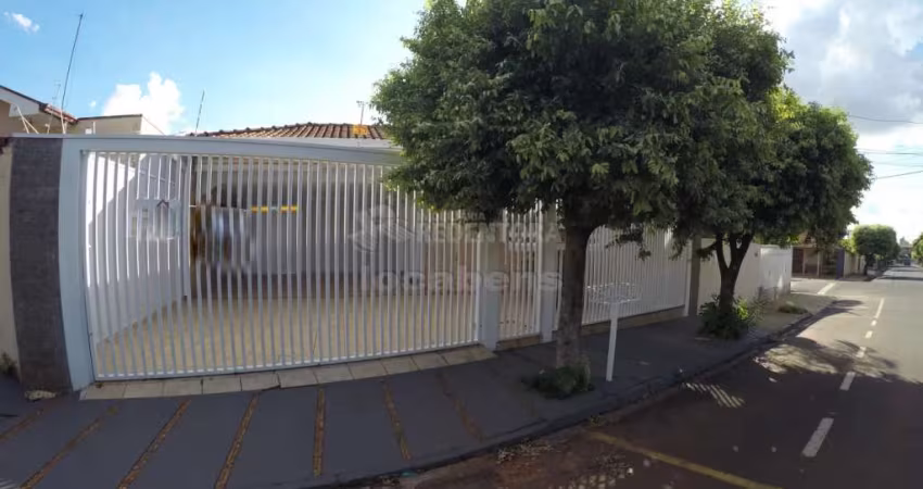 Casa Residencial e comercial l 04 Dormitórios - Parque Celeste
