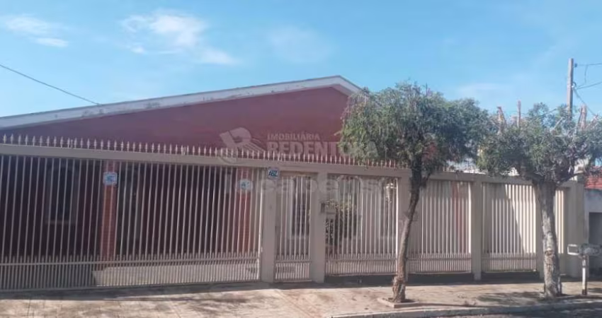 Casa com 3 dormitórios sendo 1 suíte no bairro Santos Dumont