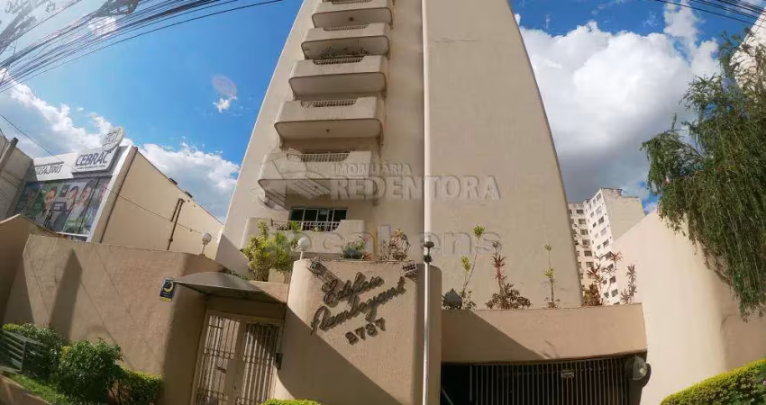 Centro / edifício flamboyant - apartamento com 03 dormitórios com armários embutidos, sendo 1 tipo apartamento