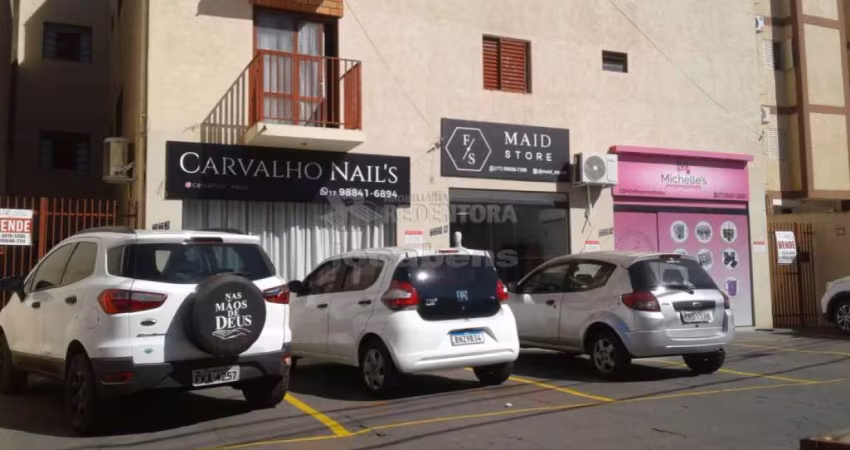 Vetorazzo - Apartamento no 1° andar com 03 dormitórios e sala com sacada
