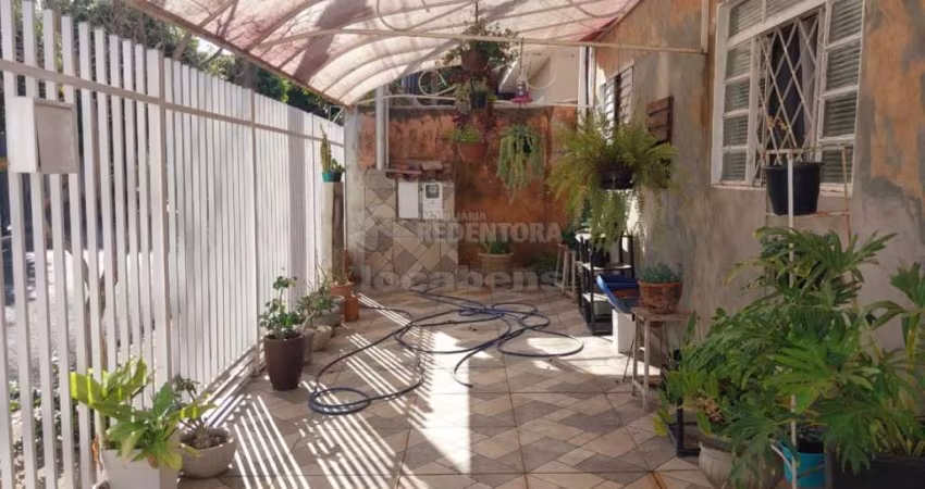 02 Casas sendo 1 térrea Frente e outra fundos sobradinho.