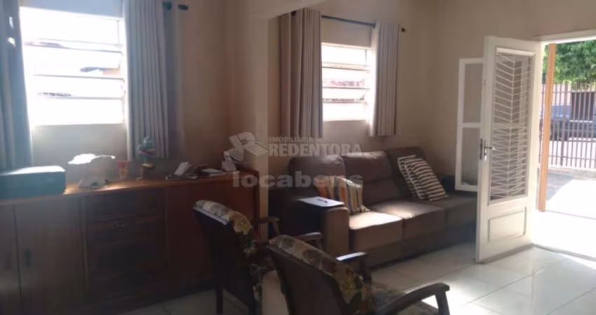 Casa Padrão com 2 dormitórios -sala-cozinha - 3 vagas de garagem