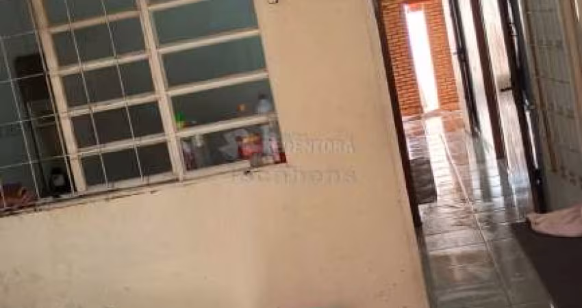 Venda de Casa com 03 dormitórios localizada no Jardim Universo.