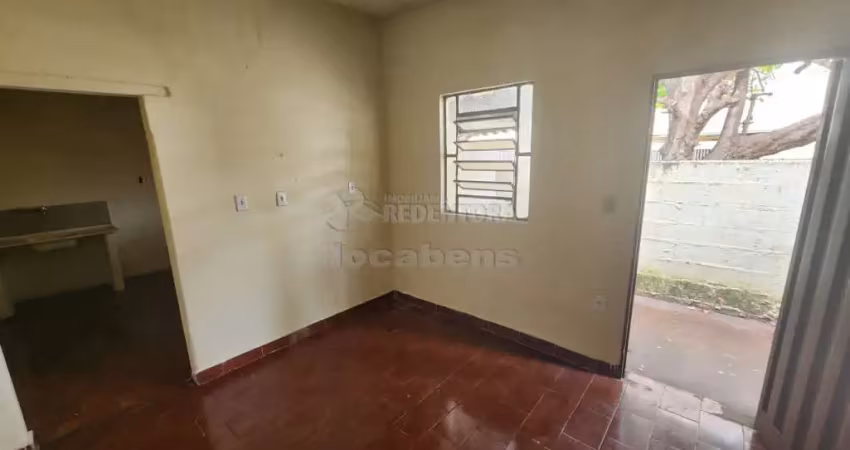 Locação de casa localizada no bairro parque industrial com 02 quartos.