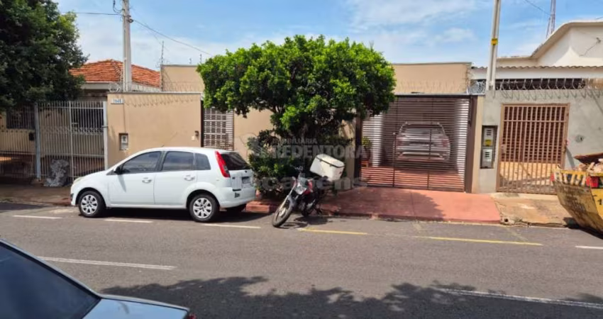 Casa Comercial | 04 salas | 03 banheiros | Edícula no fundo | A 100m da Santa Casa