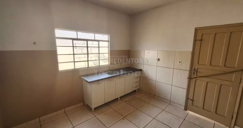 Casa com 02 dormitórios e 01 vaga de garagem no bairro Vila Moreira