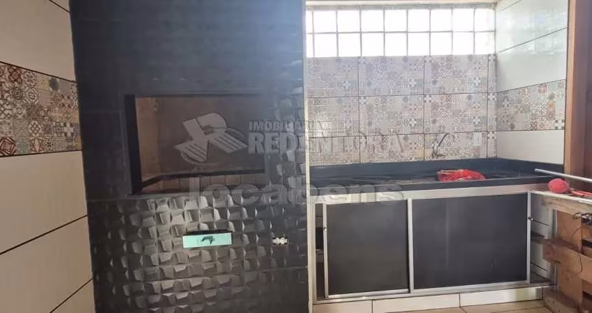 Casa de 02 dormitórios e 01 vaga de garagem no bairro Bosque da Felicidade