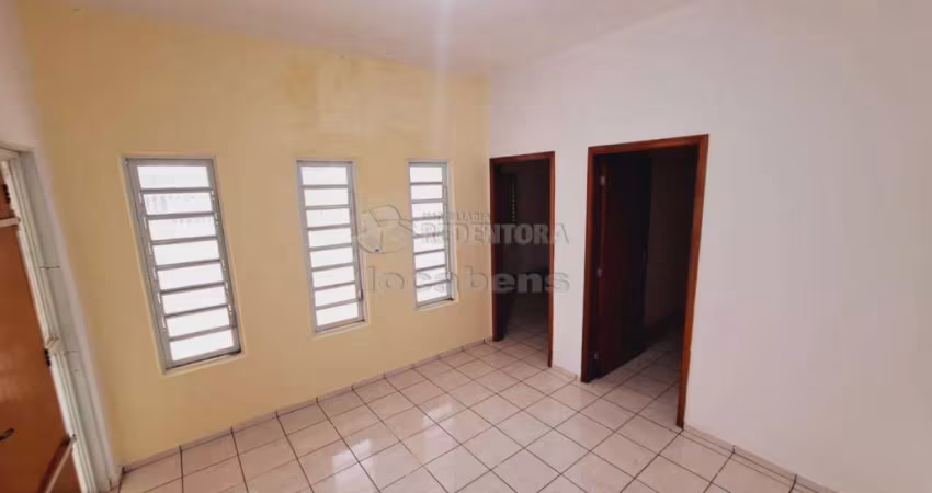Casa de 03 Dormitórios e 02 garagens /  Bairro São Francisco.