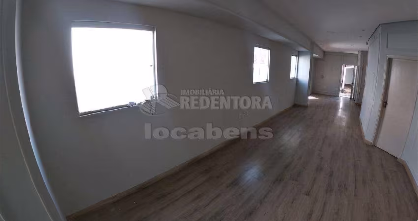 Vila Redentora, Casa comercial com 03 salas e 03 vagas de garagem.