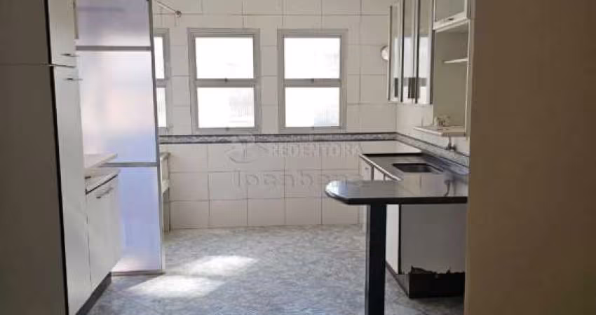 Apartamento com 03 dormitórios e 02 vagas de garagem coberta no bairro Vila Imperial
