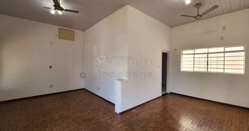 Casa de 02 dormitórios, 01 vaga de garagem no bairro Boa Vista.