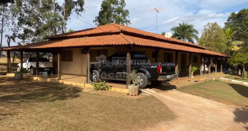 Mirassol - Propriedade com 21.350 m² de área mais 620 m² de construção, com lazer e área produtiva, 500 metros do asfalto