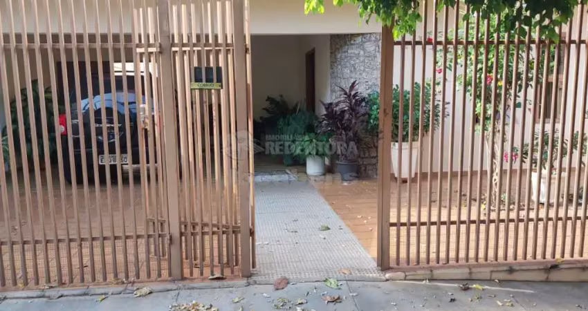 Casa no bairro Cidade Jardim com 03 dormitórios e 02 vagas de garagem.
