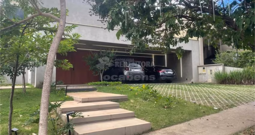 Casa de Alto Padrão com 2 suítes para venda localizada no condomínio Quinta do Golf.