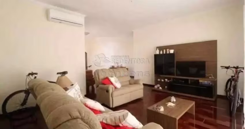 Casa padrão no bairro jardim américa, 3 dormitórios, 4 vagas de garagem.