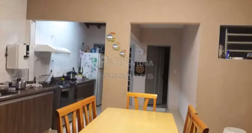 Vila Elmaz casa com 03 dormitórios, 03 vagas de garagem.
