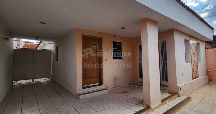 Vila Diniz casa com 03 dormitórios, 03 vagas de garagem.