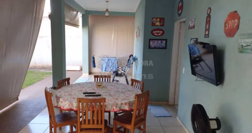 Casa localizada no Vila Goyos com 02 dormitórios e 04 vagas de garagem.