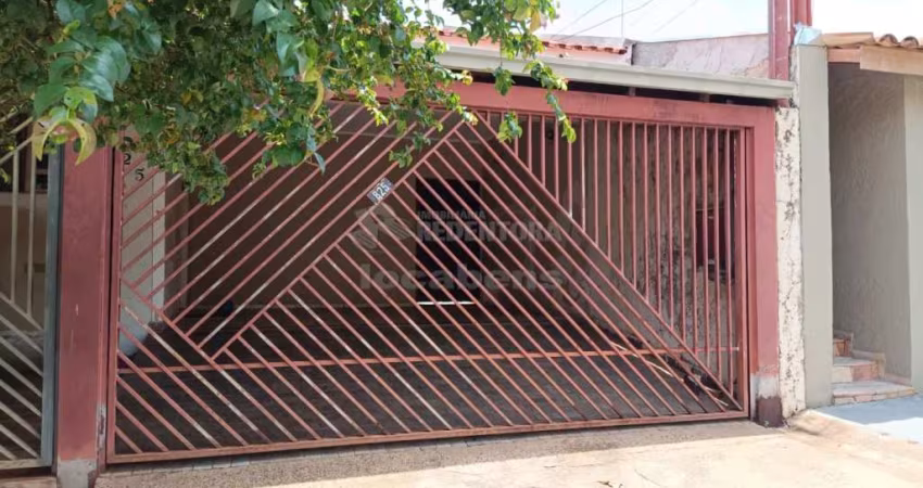 Casa localizada no Parque Estoril com 3 dormitórios e 2 vagas de garagem cobertas.