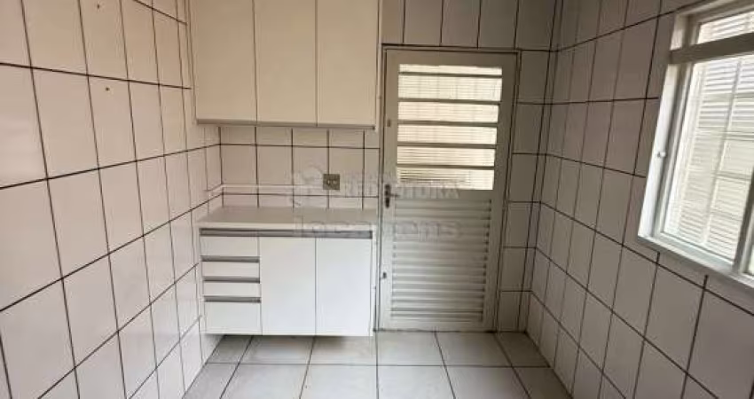 Casa de 03 dormitórios e 01 vaga de garagem no bairro Cidade Nova