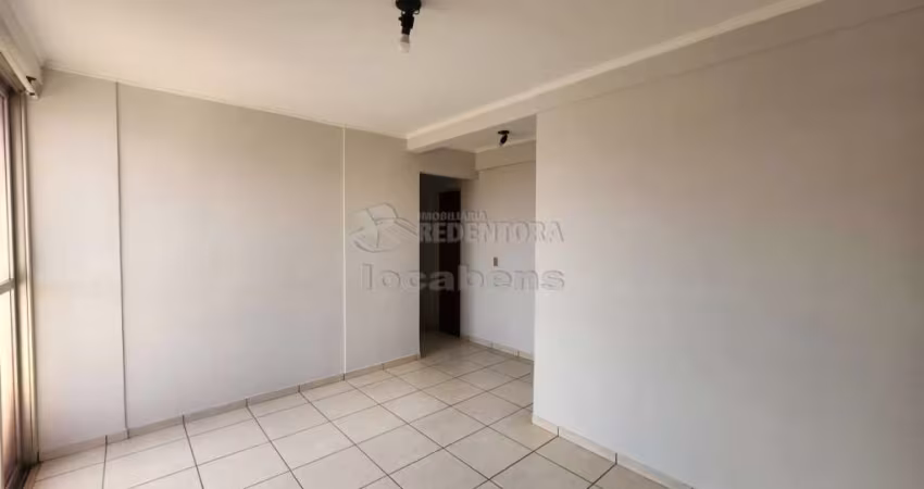 Boa Vista Apartamento com 03 dormitórios, 01 vaga de garagem.