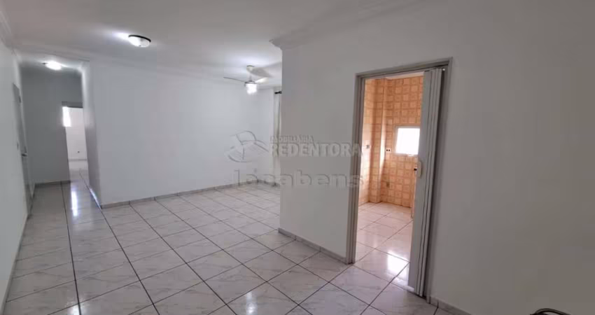 Apartamento localizado no Edifício Boa Vista com 3 dormitórios e 1 vaga de garagem.
