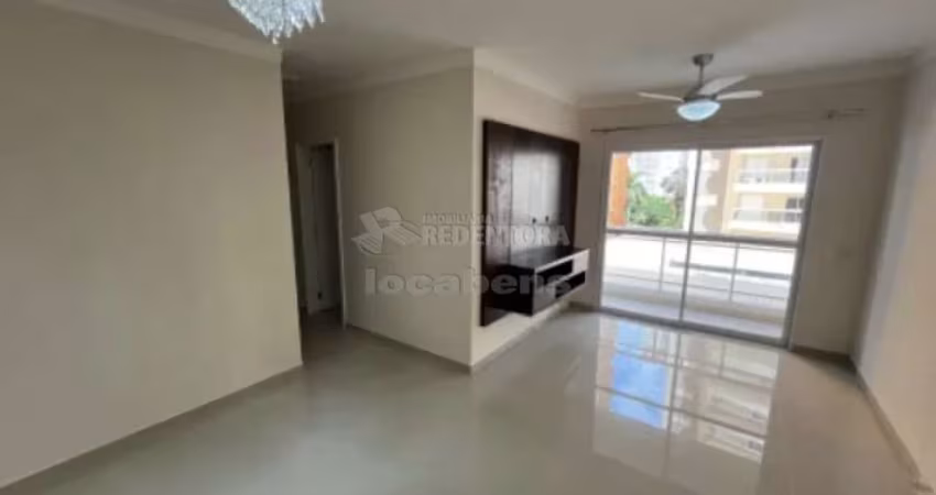 Apartamento no Condomínio Akadia com 03 dormitórios.