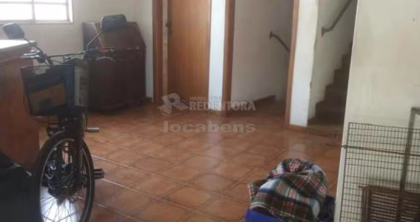 Casa localizada no Jardim Aeroporto com 03 dormitórios e 04 vagas de garagem.
