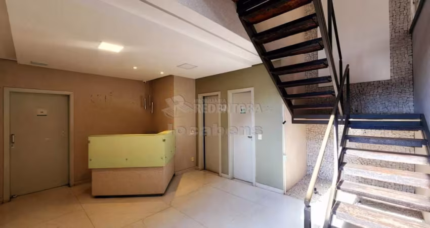 Casa comercial com 05 salas e 02 vagas de garagem coberta no bairro Vila Redentora.