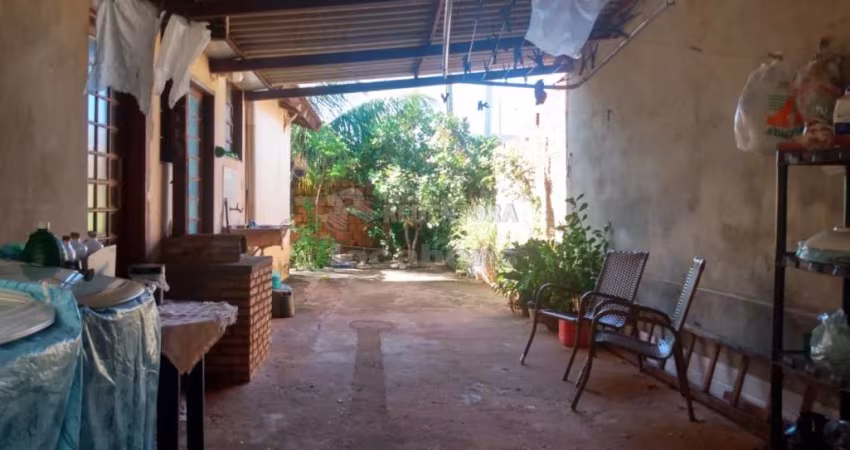 Nova Esperança - Casa com 3 Quartos, 2 Banheiros, Sala, Cozinha, Área de serviço e Fogão a Lenha