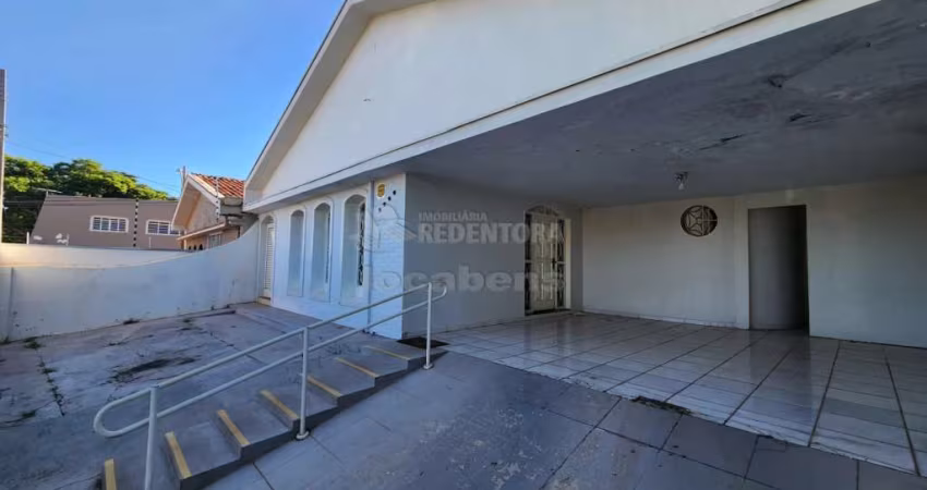 Casa Comercial com 03 dormitórios no Santos Dumont