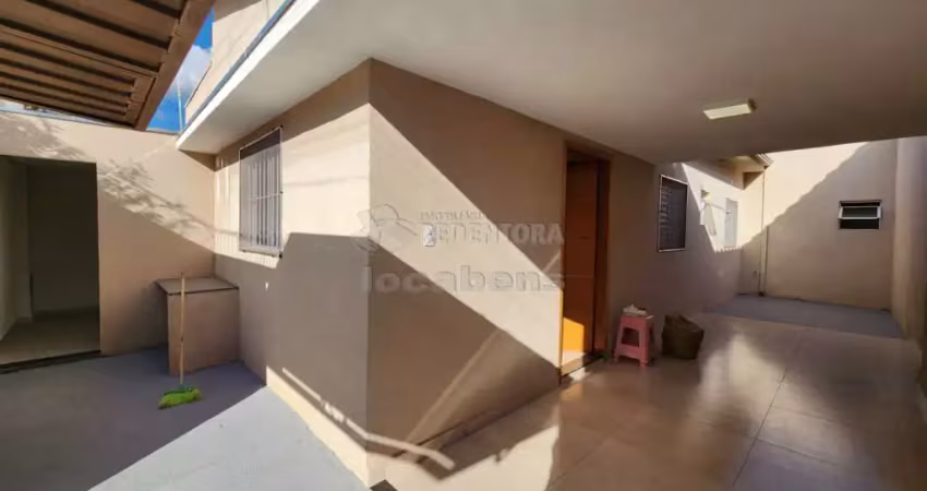Casa de 03 dormitórios e 02 vagas de garagem no bairro Vila Ipiranga.