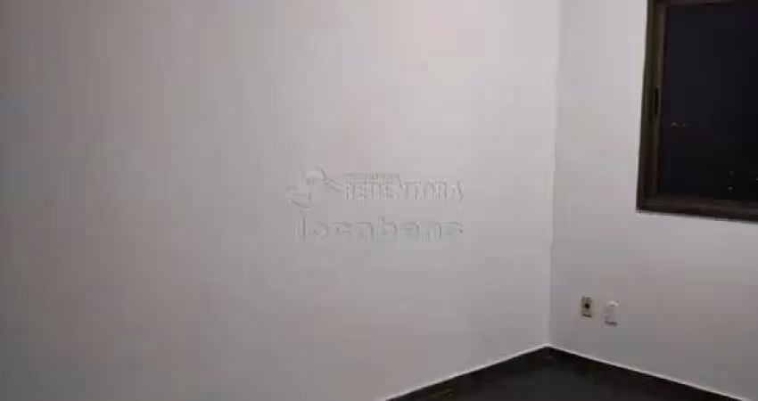 Apartamento no centro, com 02 dormitórios e 02 vagas de garagem.