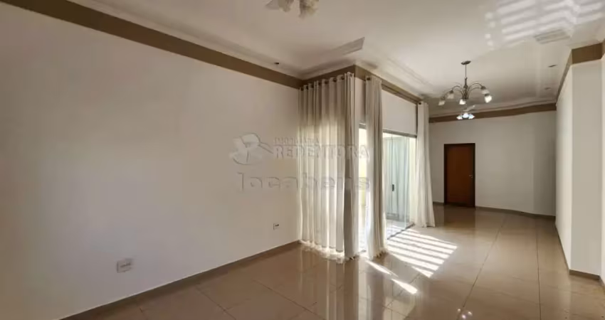 Casa no bairro jardim seyon com área externa e churrasqueira.