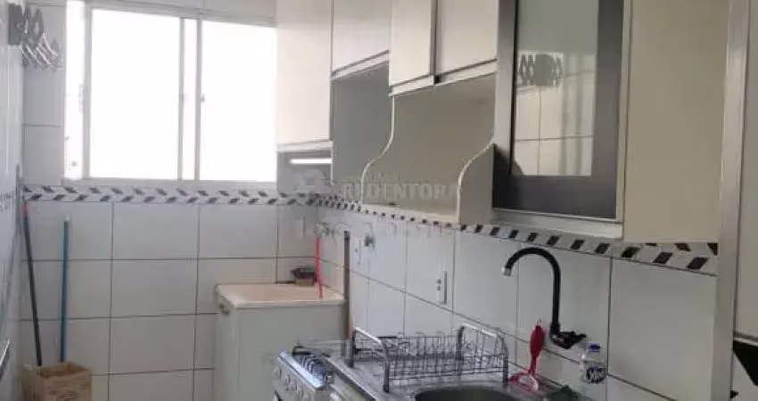 Apartamento residencial para locação localizado no residencial macedo teles i com painel de tv e ventilador.