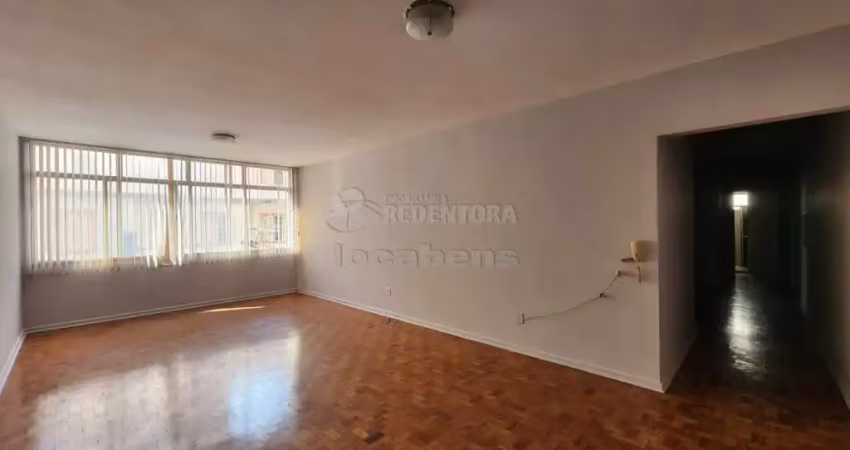 Apartamento para locação localizado no centro com 03 quartos.