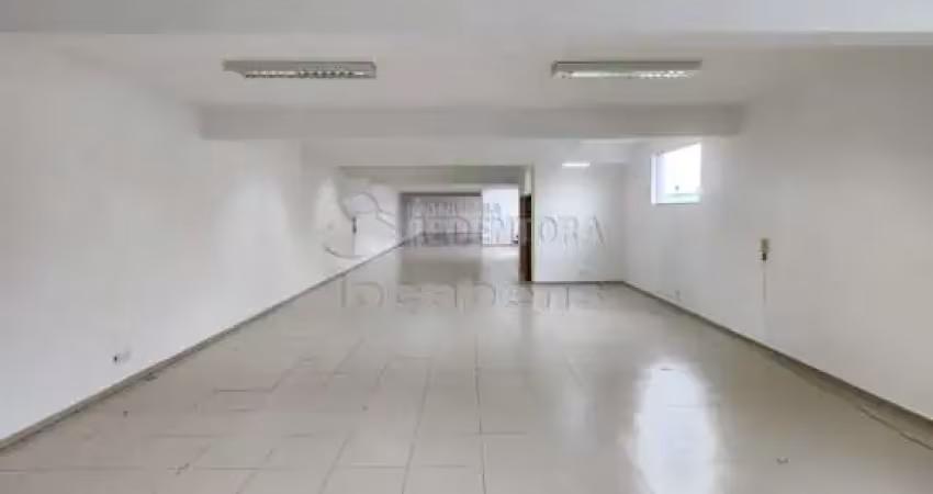 Parque industrial salão comercial amplo de 02 andares.