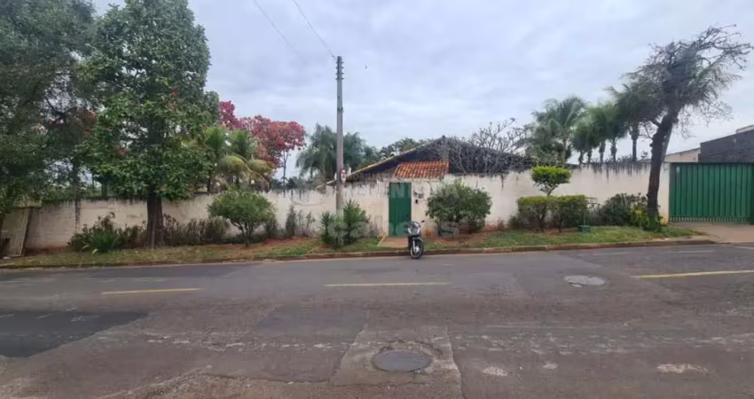 Chácara com 03 dormitórios, 02 vagas de garagens no bairro jardim felicidade.