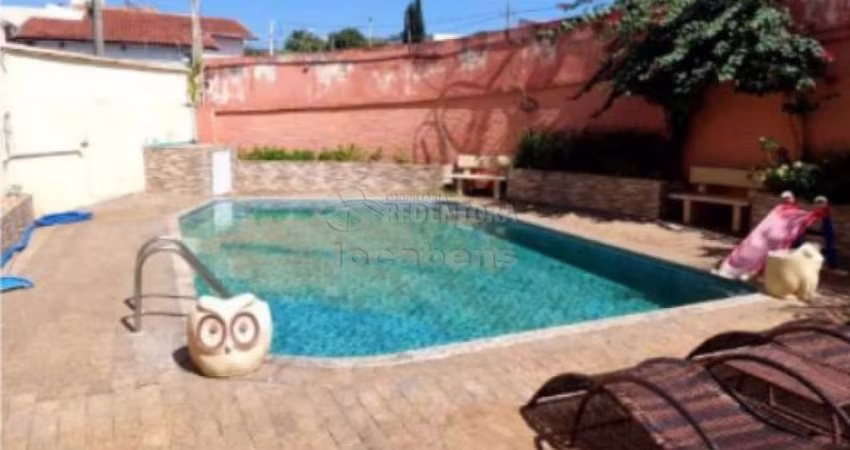 Casa sobrado no bairro santos dumont com 05 dormitórios e área de lazer com piscina.