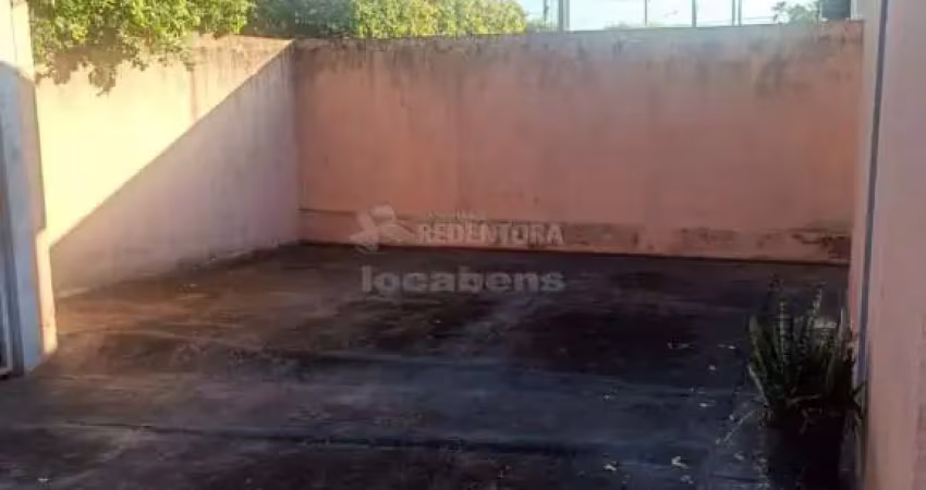 Casa com 02 dormitórios, 04 vagas de garagem no bairro jardim felicidade.